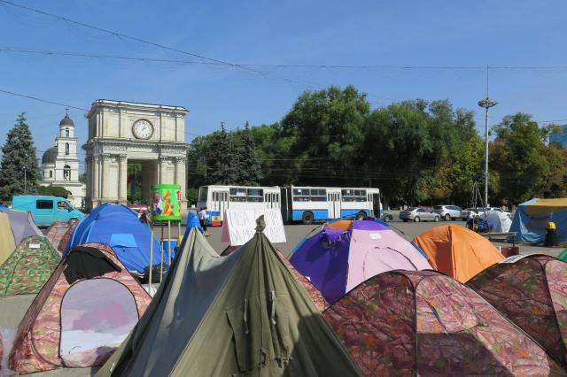 Protestujúci celý september stanovali pre moldavským parlamentom.